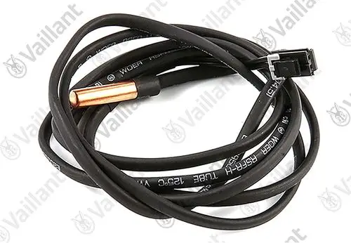 Schwarzes Kabel mit einem Sensoranschluss und einem metallenen Sensorende, Teil eines Vaillant Luftkonvektors.